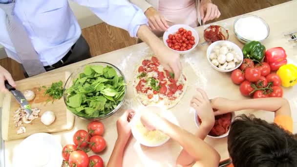 Keluarga mempersiapkan bersama-sama buatan sendiri pizza — Stok Video