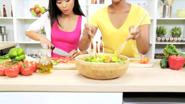 Подружки на кухне готовят салат — стоковое видео