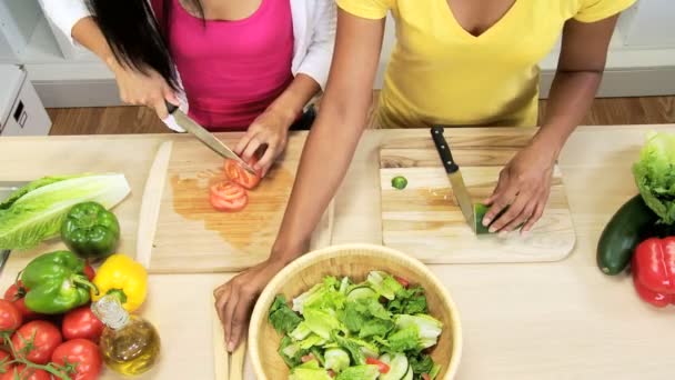 Fêmeas preparando salada na cozinha — Vídeo de Stock