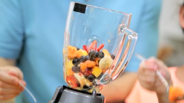 Familie bringt Obst in Mixer — Stockvideo