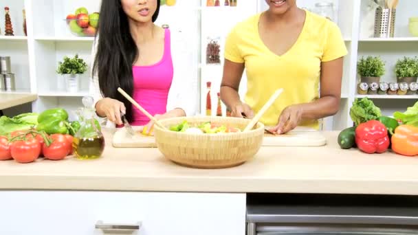 Namoradas na cozinha preparando salada — Vídeo de Stock