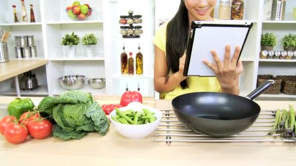 Žena v kuchyni pomocí tabletu — Stock video