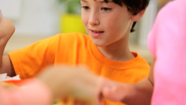 Familia preparando saludable baguette crujiente — Vídeos de Stock