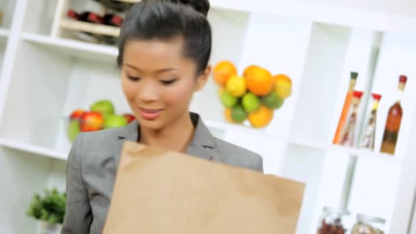 Businesswoman returning from market — Stock Video