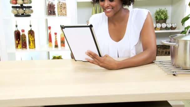 Feminino usando tablet na cozinha — Vídeo de Stock