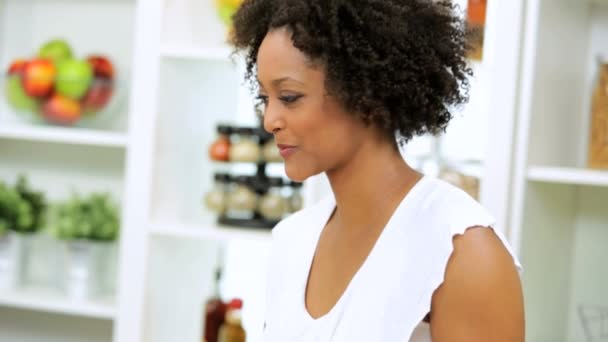 Estudiante en cocina bebiendo café — Vídeos de Stock