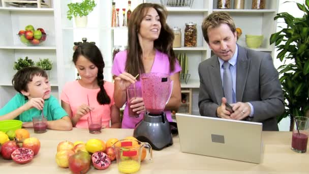 Familia en la cocina disfrutando del jugo — Vídeo de stock