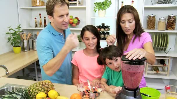 Familjen gör frukt juice drink — Stockvideo