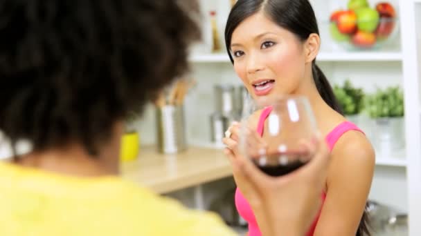 Vrienden bij keuken drinken van wijn — Stockvideo