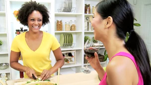 Vrouwtjes voorbereiding salade in kitchen — Stockvideo