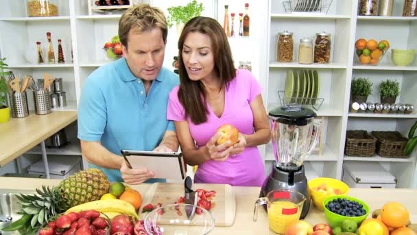 Casal procurando receita no tablet — Vídeo de Stock