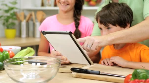 Padre e figli con tablet — Video Stock