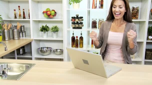 Empresaria que trabaja en la cocina casera — Vídeos de Stock