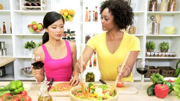 Las hembras preparando ensalada en la cocina — Vídeos de Stock