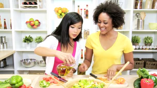 Namoradas na cozinha preparando salada — Vídeo de Stock