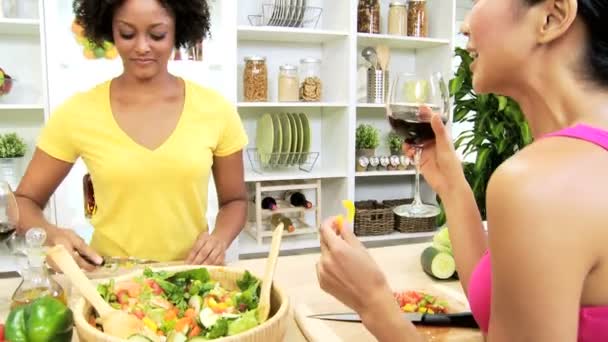 Las hembras preparando ensalada en la cocina — Vídeos de Stock