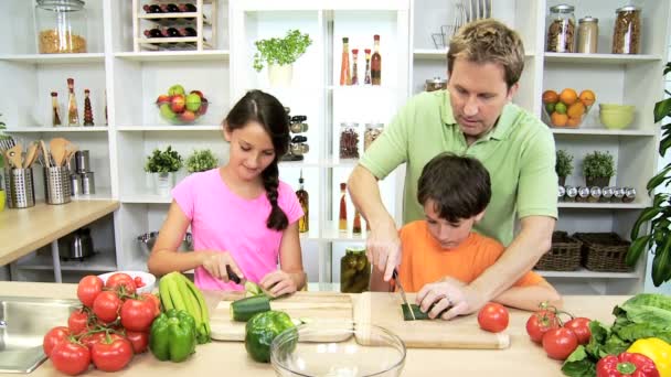 Vader en kinderen voorbereiden salade — Stockvideo