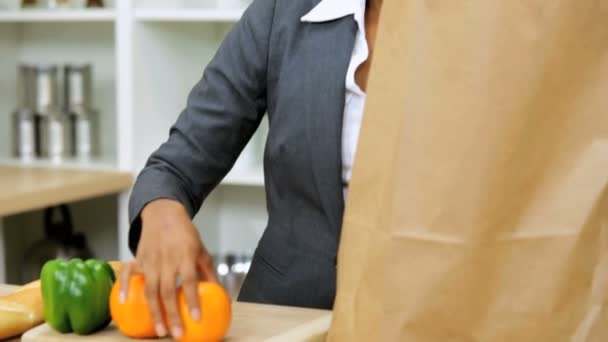 Empresária na cozinha saco de desembalagem — Vídeo de Stock