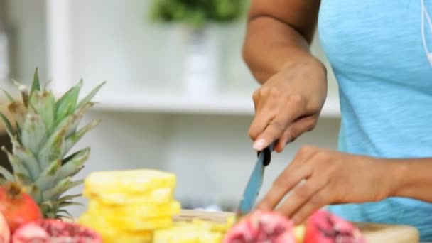 Menina preparar frutas frescas — Vídeo de Stock