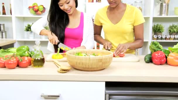 Novias en la cocina preparando ensalada — Vídeo de stock