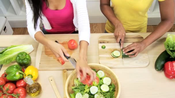 Las hembras preparando ensalada en la cocina — Vídeo de stock