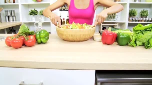 Vrouw bij keuken ingrediënten mengen — Stockvideo