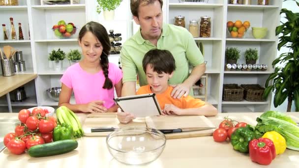 Père avec fils et fille — Video