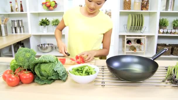 Девушка на кухне готовит обед — стоковое видео