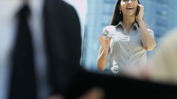 Businessmen with tablet on background businesswoman talking on mobile phone — Stock Video