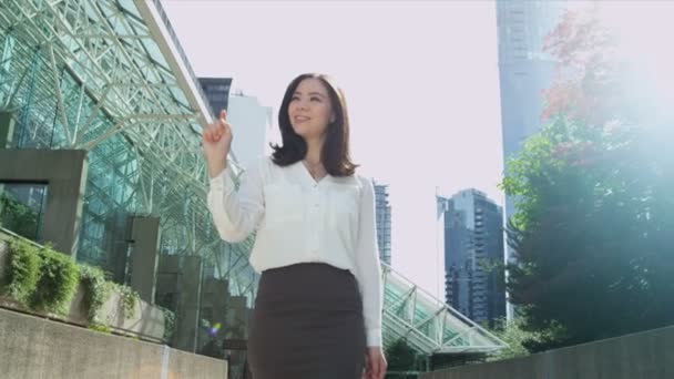 Бізнес-леді на відкритому повітрі — стокове відео