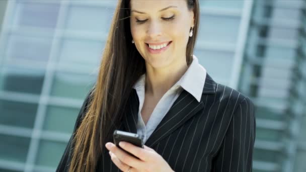 Бізнес-леді з мобільним телефоном — стокове відео