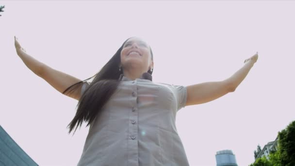 Mujer de negocios celebrando el éxito — Vídeo de stock