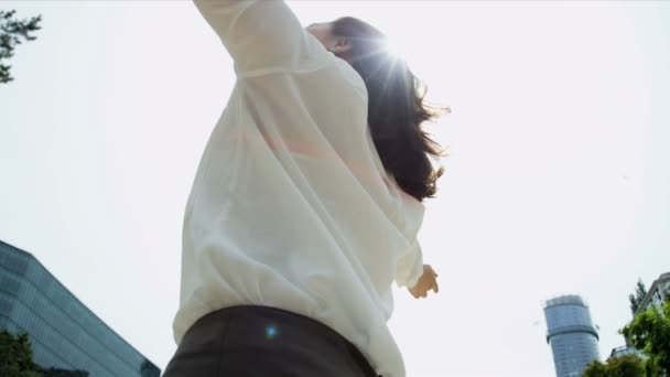 Mujer de negocios celebrando el éxito — Vídeos de Stock