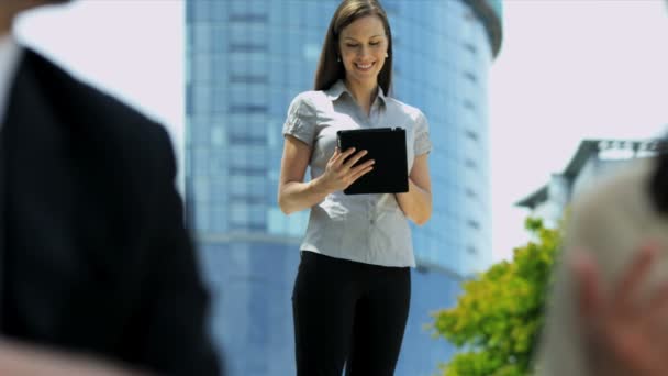 Geschäftsfrau mit Tablet im Hintergrund — Stockvideo