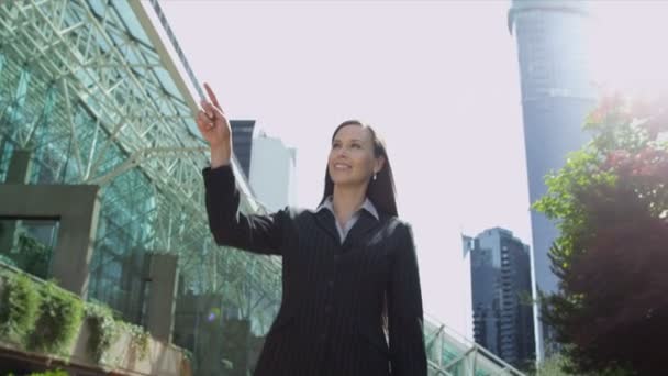 Businesswoman outdoors — Stock Video