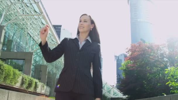 Businesswoman outdoors — Stock Video