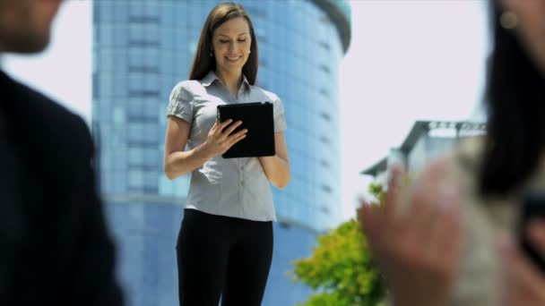 Businessmen on background businesswoman with tablet — Stock Video