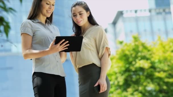 Femmes d'affaires avec ordinateur portable — Video