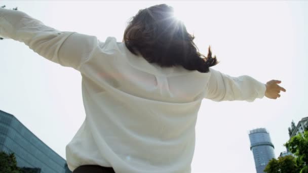 Mujer de negocios celebrando el éxito — Vídeo de stock