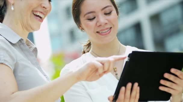 Mulher de negócios com tablet — Vídeo de Stock