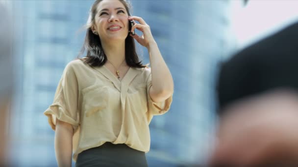 Empresarios con tableta en segundo plano empresaria hablando por teléfono móvil — Vídeo de stock