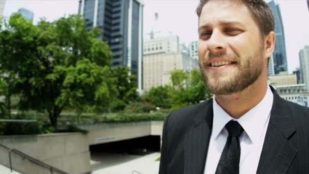 Счастливый бизнесмен — стоковое видео