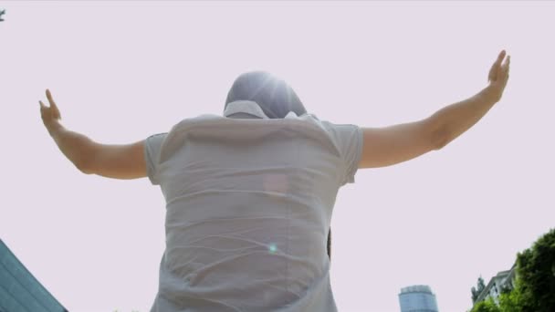 Mujer de negocios celebrando el éxito — Vídeos de Stock