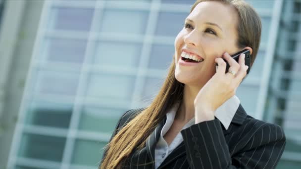 Mujer de negocios hablando por teléfono móvil — Vídeos de Stock