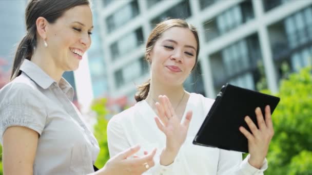 Mulher de negócios com tablet — Vídeo de Stock