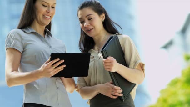 Businesswomen with laptop and folder — Stock Video