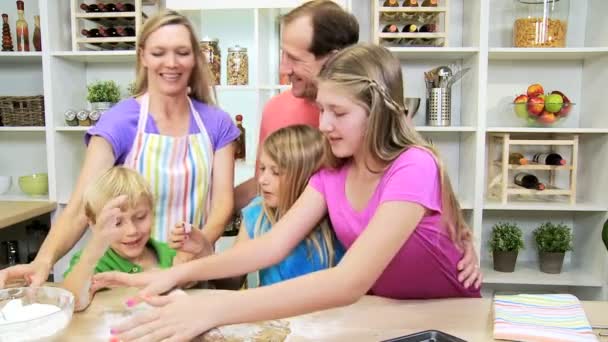 Família na cozinha fazendo biscoitos — Vídeo de Stock