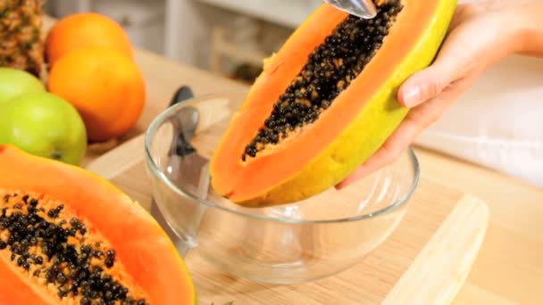 Frau bereitet frische Papaya zu — Stockvideo