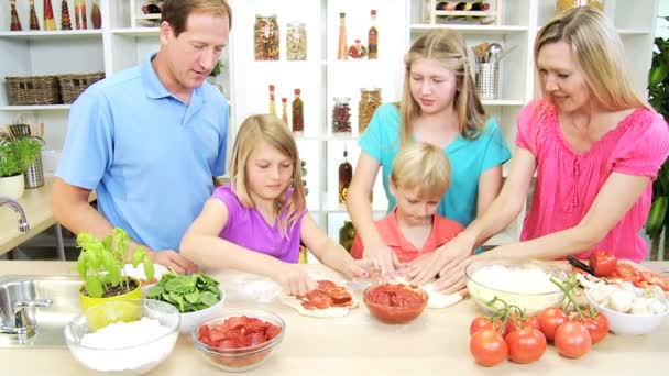Família preparando juntos pizza caseira — Vídeo de Stock