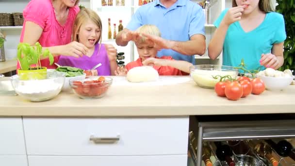 Aile birlikte ev yapımı pizza hazırlama — Stok video